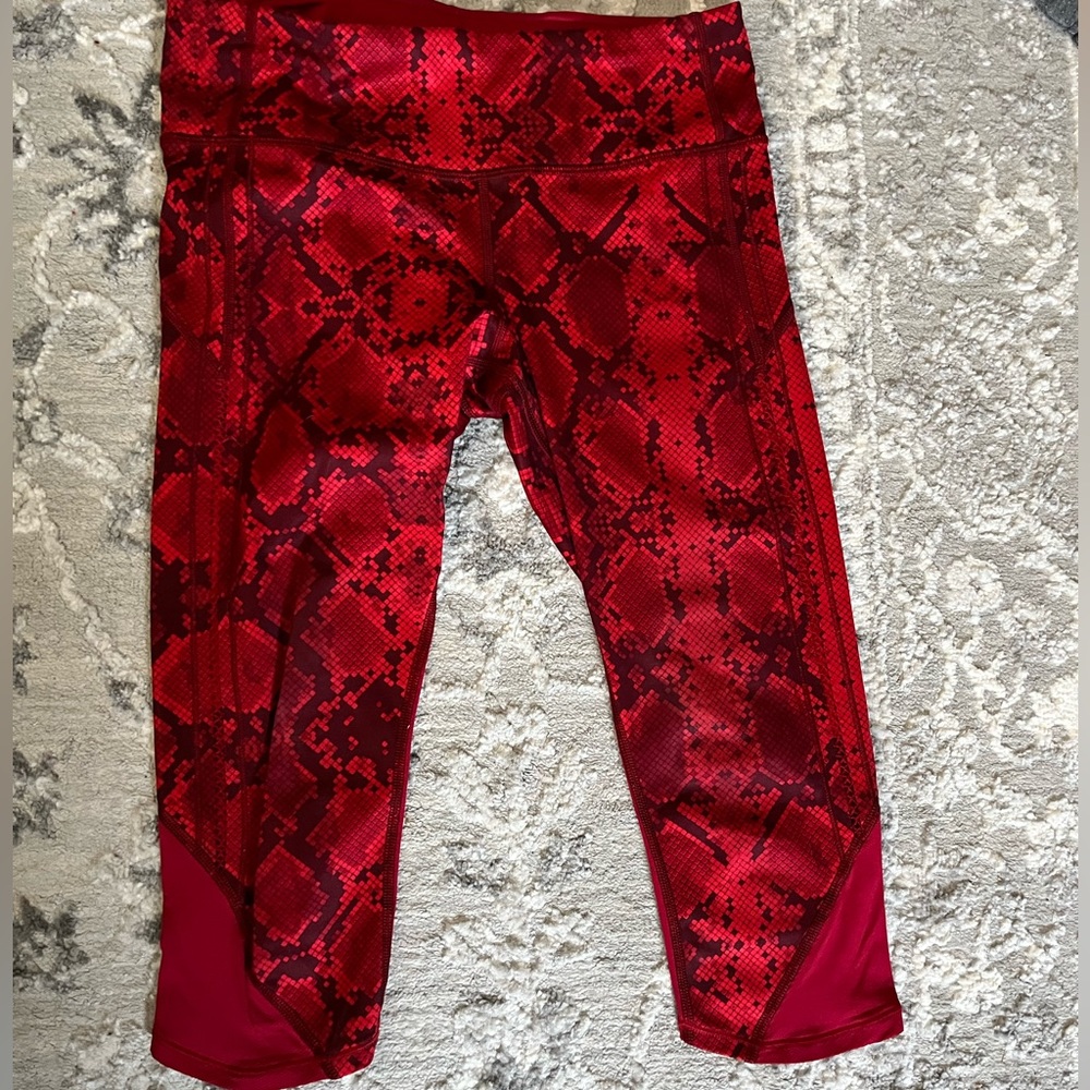 Lululemon Vent it Out crop size 6
